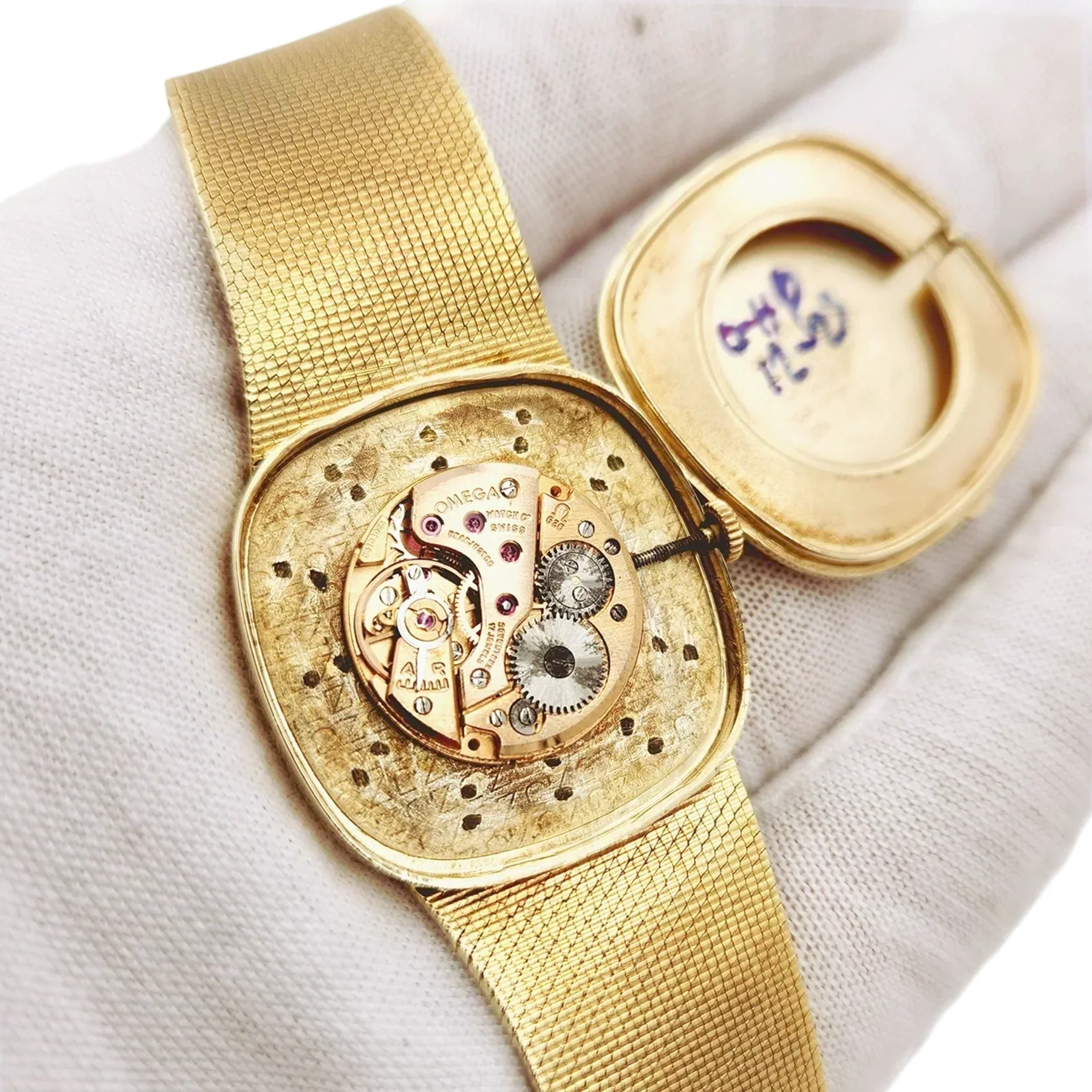 1970's Unisex Omega 29mm Vintage 14K Yellow Gold Watch with Champagne Texture Dial. (Pre-Owned)