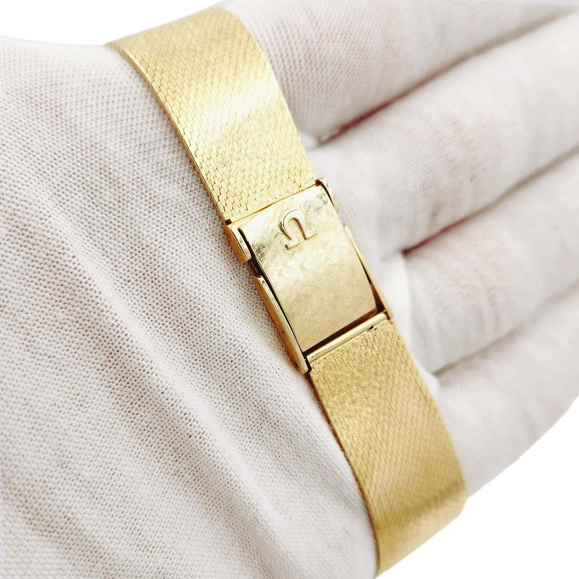 1970's Unisex Omega 29mm Vintage 14K Yellow Gold Watch with Champagne Texture Dial. (Pre-Owned)