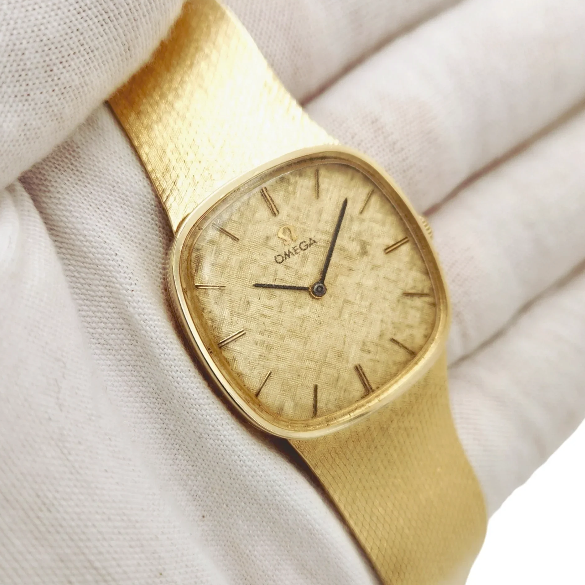 1970's Unisex Omega 29mm Vintage 14K Yellow Gold Watch with Champagne Texture Dial. (Pre-Owned)