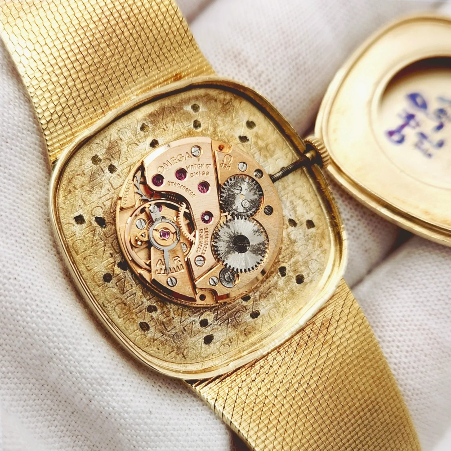 1970's Unisex Omega 29mm Vintage 14K Yellow Gold Watch with Champagne Texture Dial. (Pre-Owned)