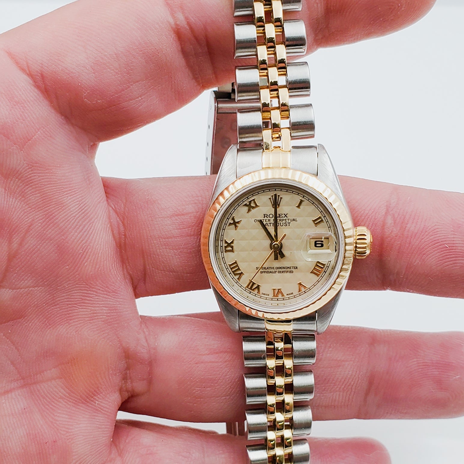 Ladies Rolex 26mm DateJust Two Tone 18K Gold / Stainless Steel Wristwatch w/ 3D Gold Dial & Fluted Bezel. (Pre-Owned 16233)