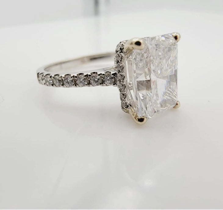 18k White Gold 3.24ct Engagement Ring With Lab Grown Center Diamond.