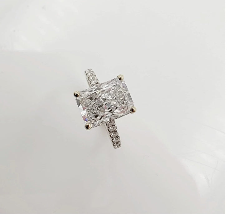 18k White Gold 3.24ct Engagement Ring With Lab Grown Center Diamond.