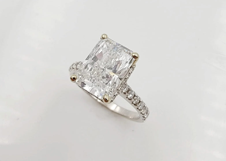 18k White Gold 3.24ct Engagement Ring With Lab Grown Center Diamond.