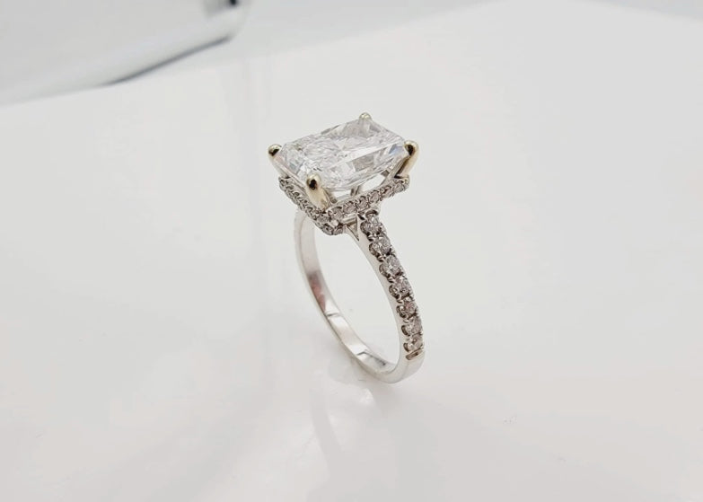 18k White Gold 3.24ct Engagement Ring With Lab Grown Center Diamond.