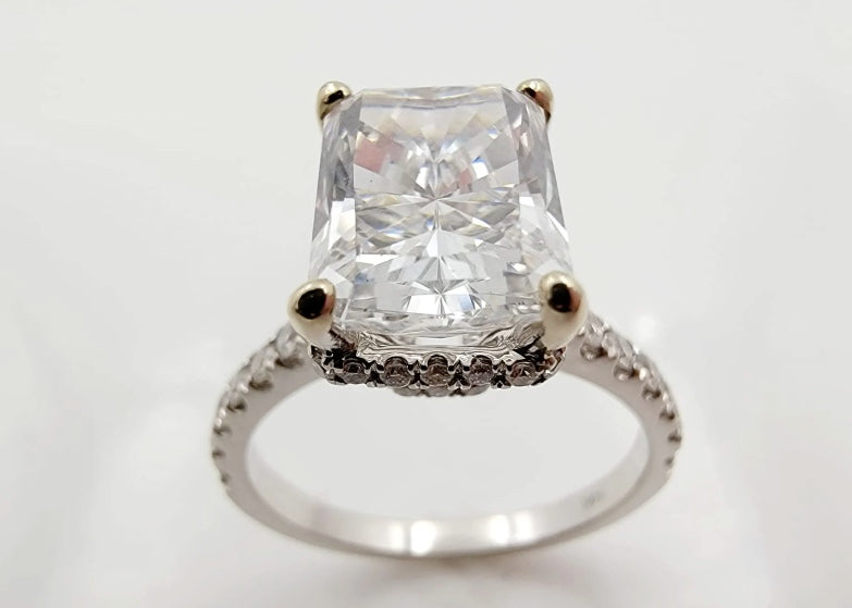 18k White Gold 3.24ct Engagement Ring With Lab Grown Center Diamond.