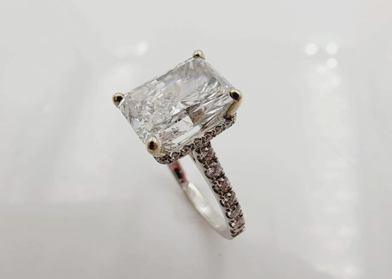 18k White Gold 3.24ct Engagement Ring With Lab Grown Center Diamond.