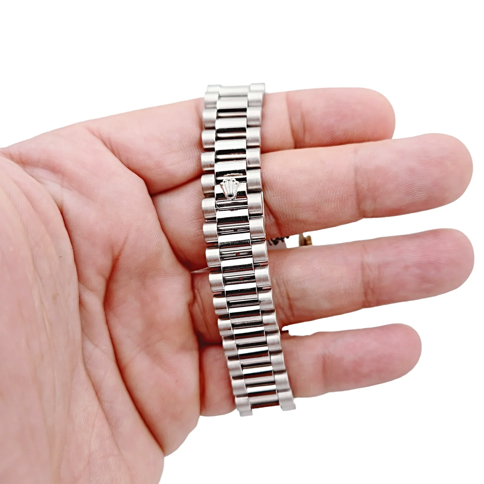 Ladies Midsize Rolex 31mm DateJust 18K White Gold Watch with Pink Diamond Dial and Fluted Bezel. (Pre-Owned 68279)