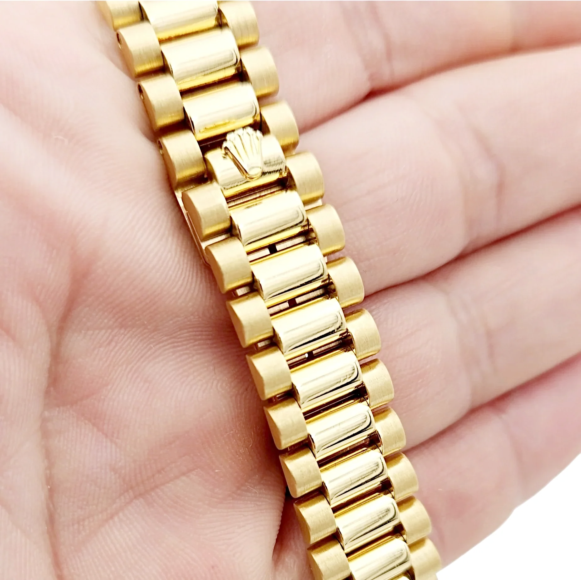 Ladies Rolex 31mm Midsize Presidential 18K Solid Yellow Gold Watch with Champagne Diamond Dial and Fluted Bezel. (Pre-Owned 68278)