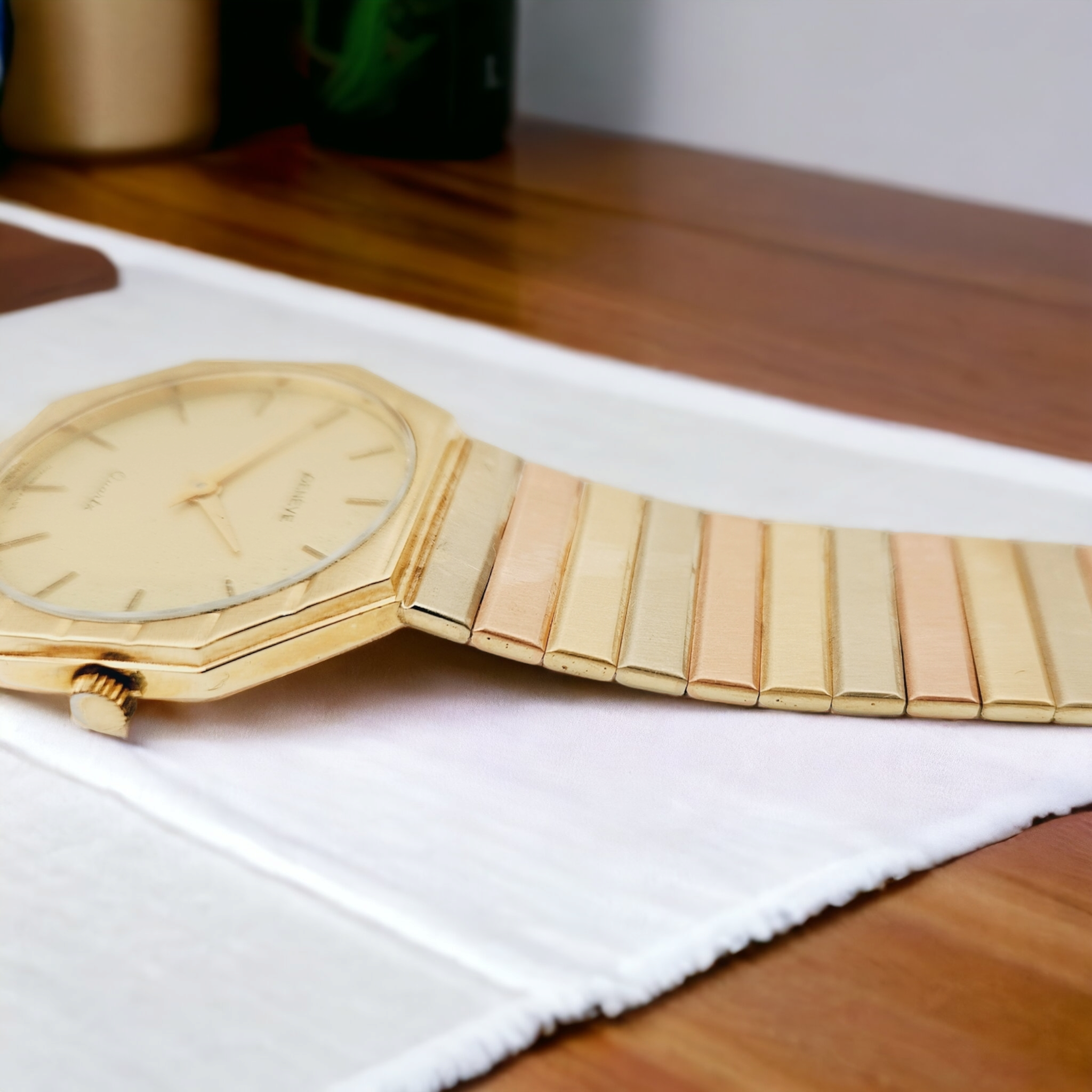 Unisex Geneve 32mm Vintage 14K Yellow Gold Watch with Gold Dial and Fluted Bezel. (Pre-Owned)
