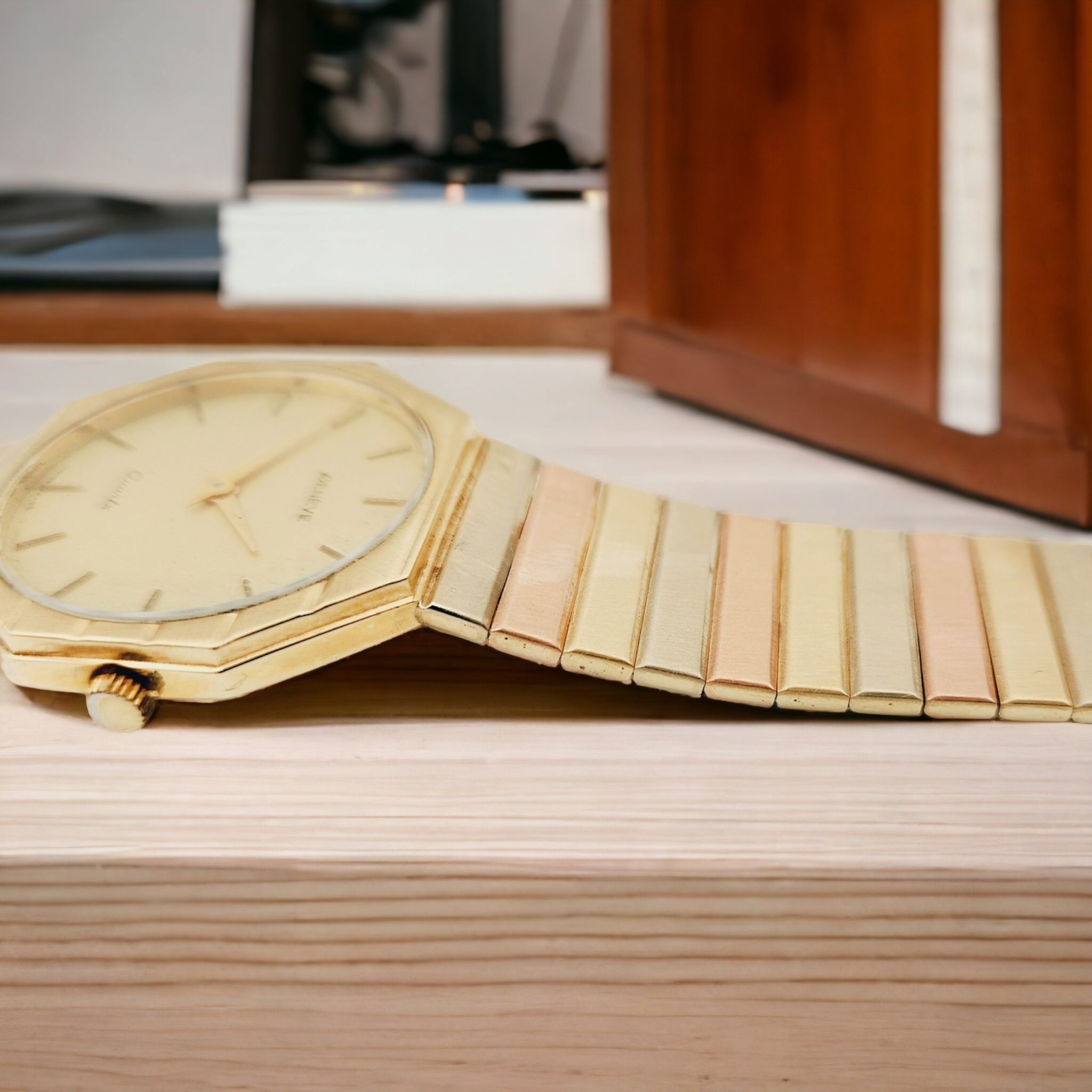 Unisex Geneve 32mm Vintage 14K Yellow Gold Watch with Gold Dial and Fluted Bezel. (Pre-Owned)