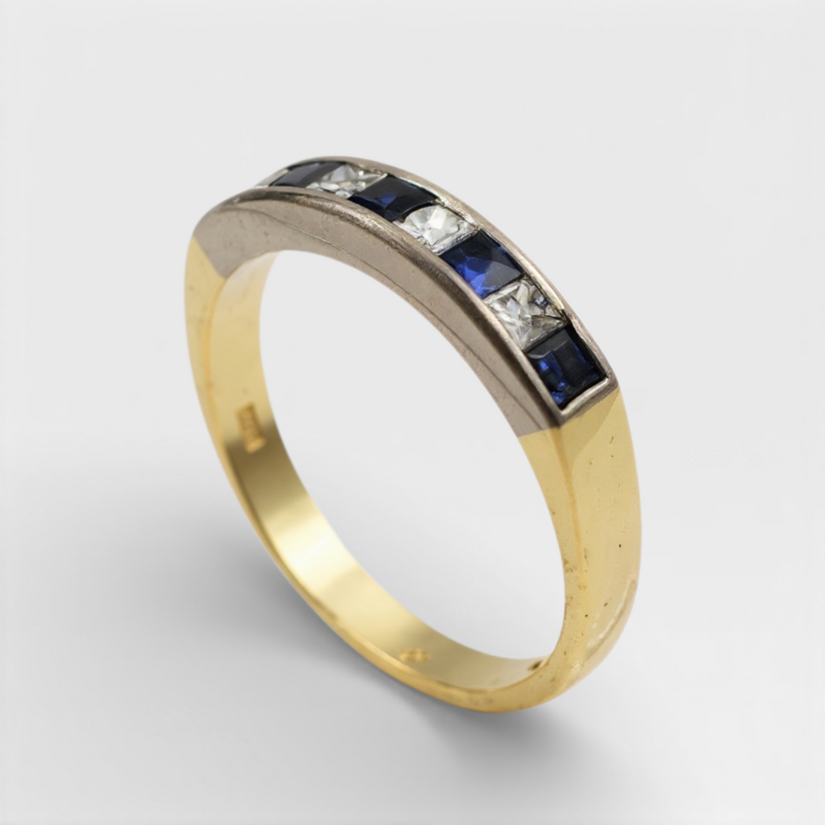 Estate Jewelry 18K Yellow Gold with Ring With 4 Diamonds and 5 Sapphires. (Size 7.75)