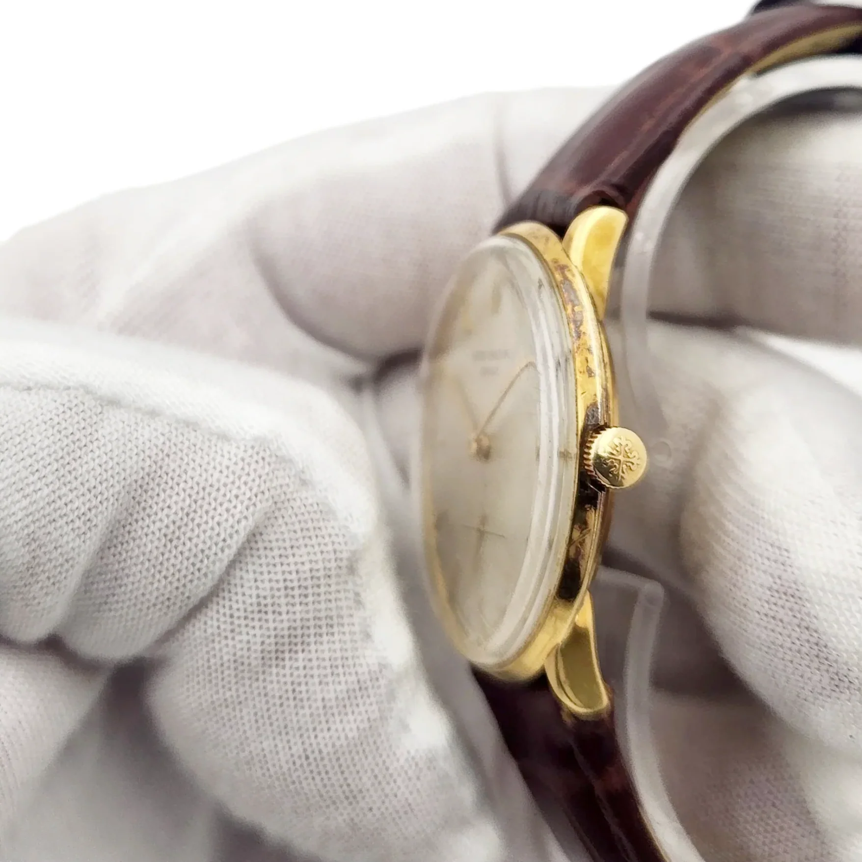 Men's Patek Philippe 33mm Calatrava Vintage 18K Yellow Gold Watch with Silver Dial. (Pre-Owned Reference 2573)
