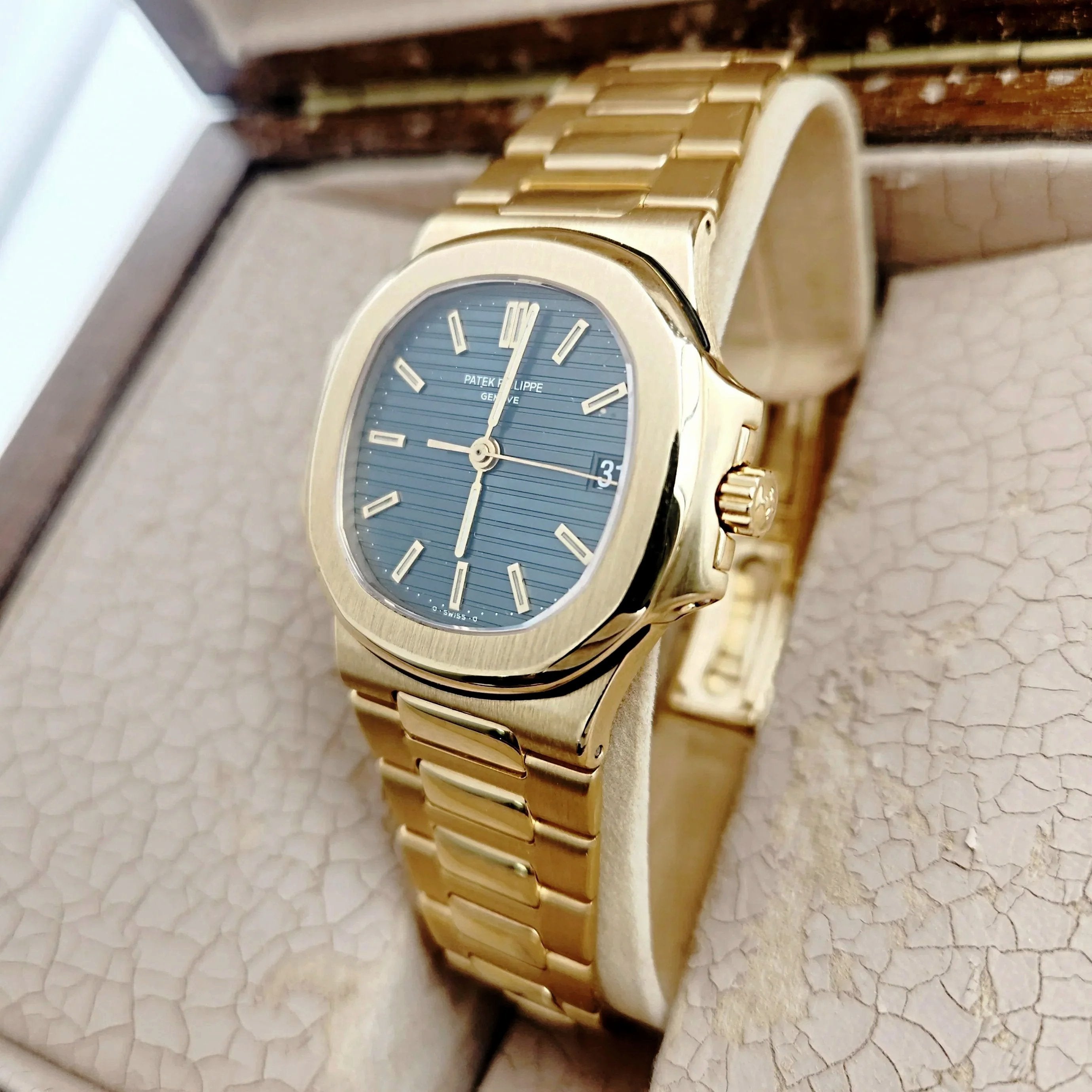 Men's Patek Philippe 37mm Nautilus - 18K Yellow Gold Watch with Blue Dial. (Pre-Owned 3800)