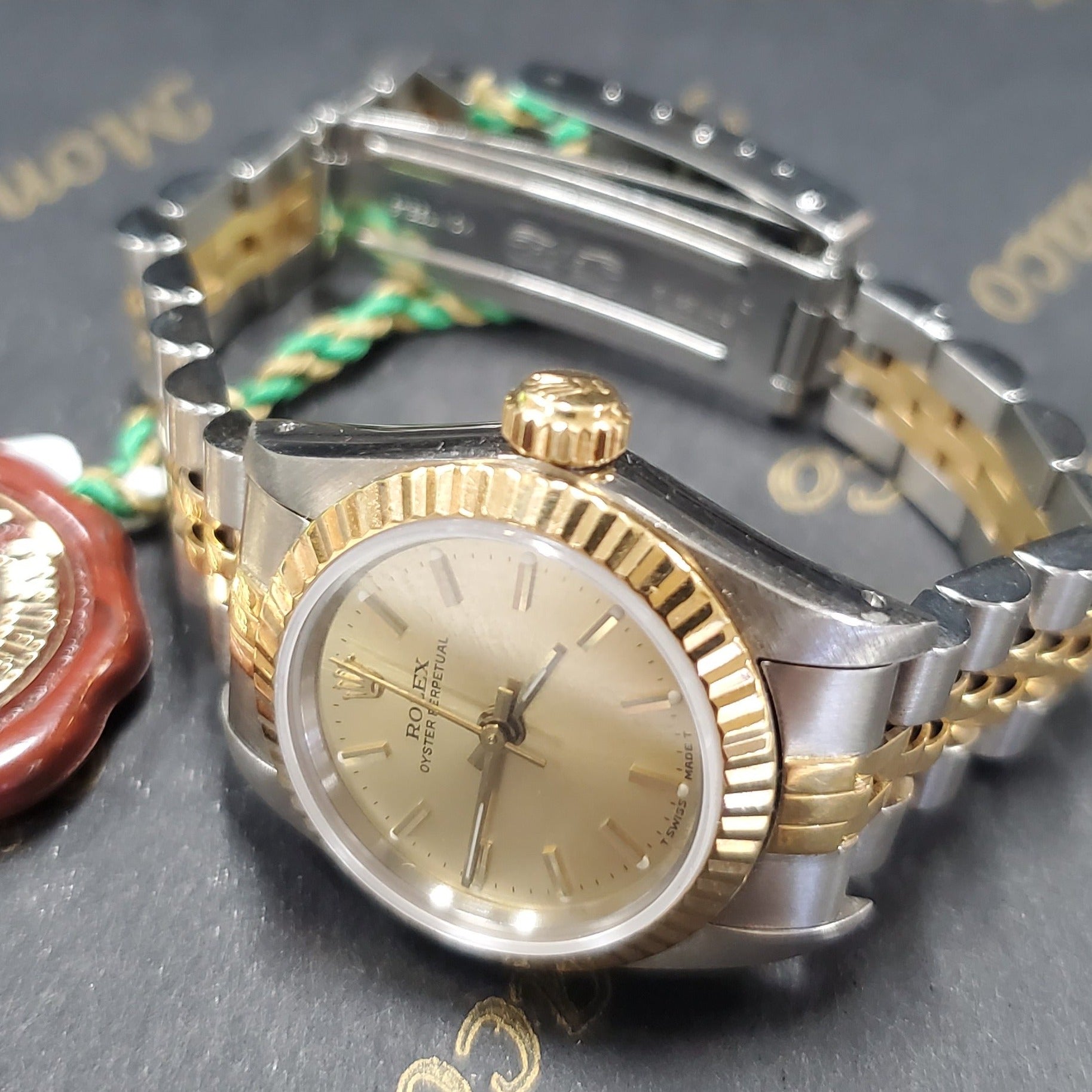 Ladies Rolex 26mm DateJust Two Tone 18K Gold Watch with Champagne Dial and 18k Fluted Bezel. (Pre-Owned)