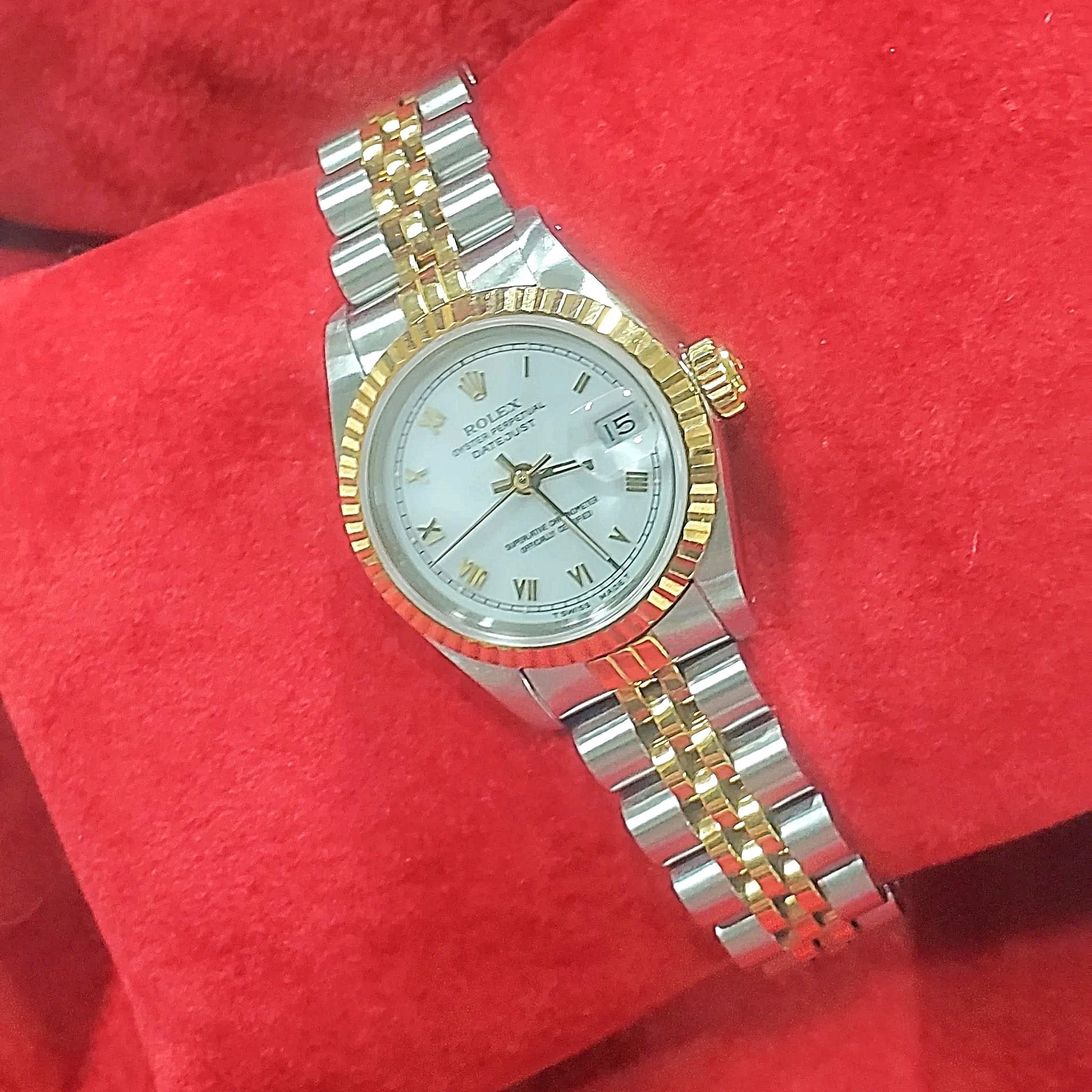 Ladies Rolex 26mm DateJust Two Tone 18K Gold Watch with White Dial, Fluted Bezel and Roman Numerals. (Pre-Owned)