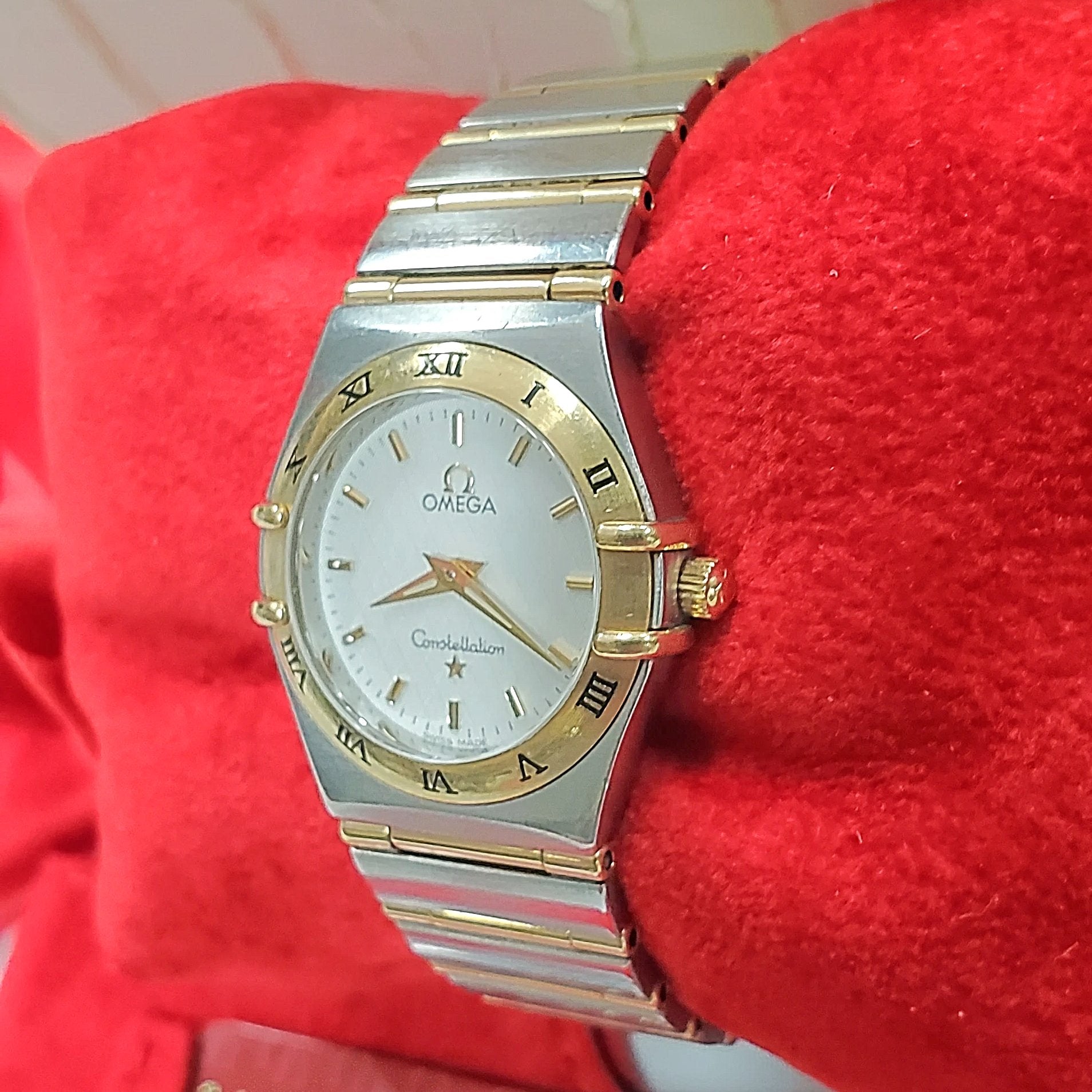 Ladies Omega Constellation 28mm Two Tone Watch with Quartz Movement, Omega Calibre 4061 and White Dial. (Pre-Owned)