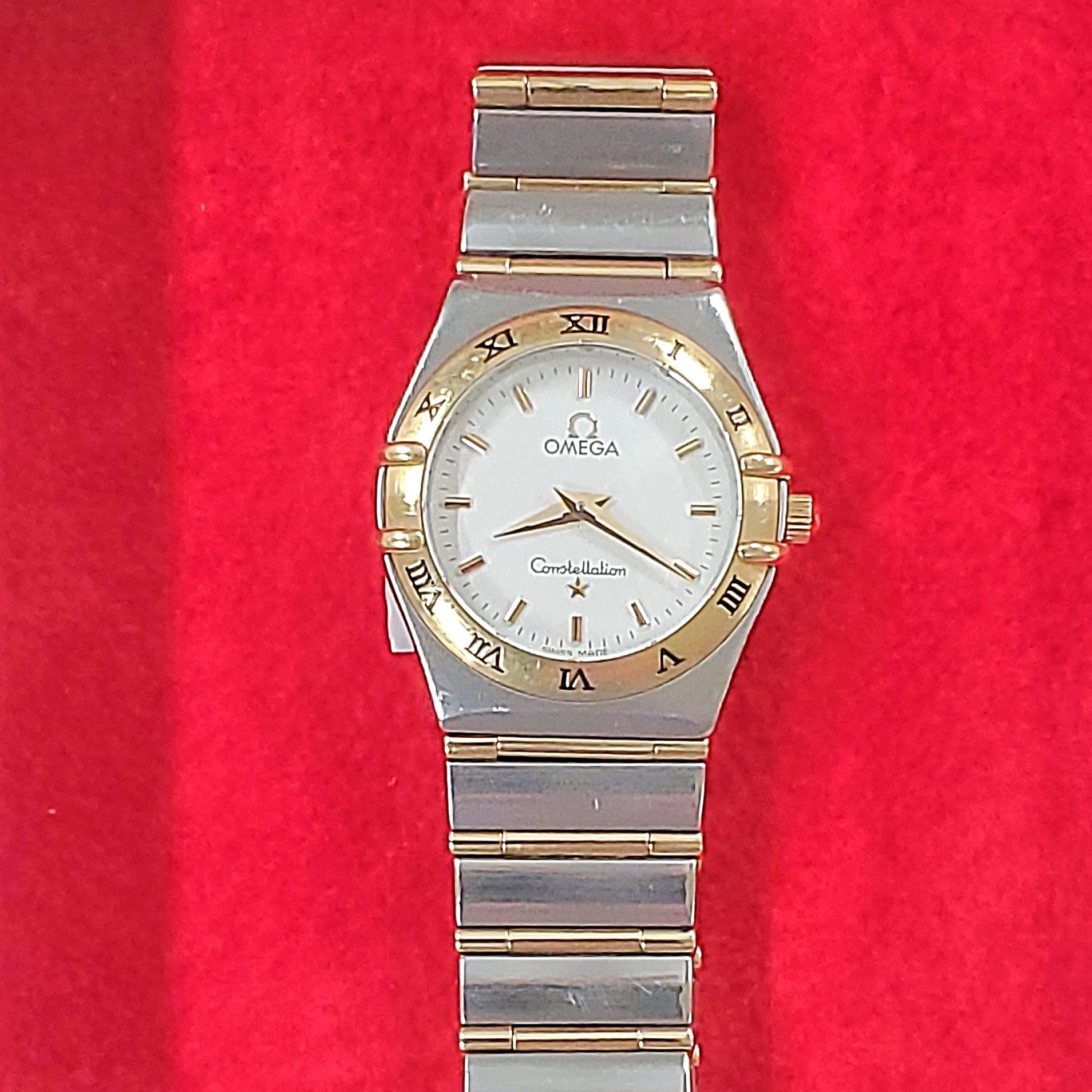 Ladies Omega Constellation 28mm Two Tone Watch with Quartz Movement, Omega Calibre 4061 and White Dial. (Pre-Owned)