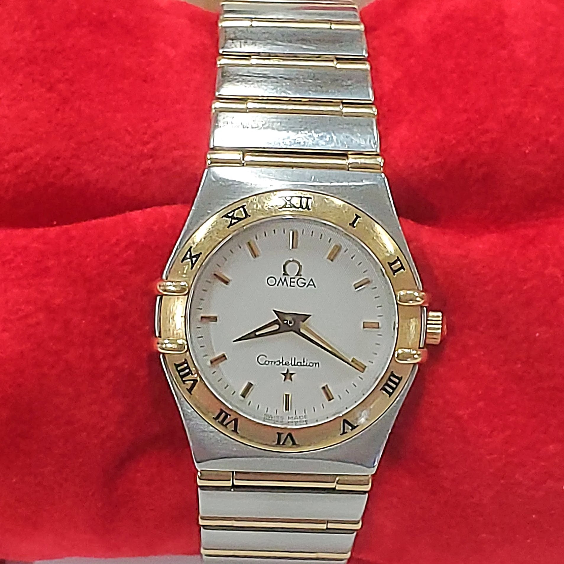 Ladies Omega Constellation 28mm Two Tone Watch with Quartz Movement, Omega Calibre 4061 and White Dial. (Pre-Owned)