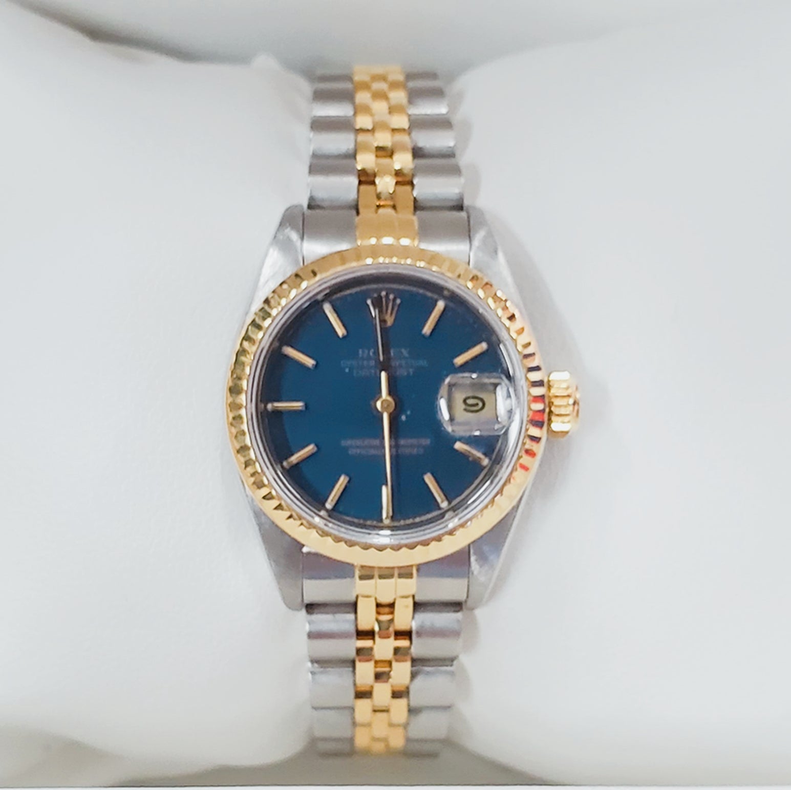 Ladies Rolex 26mm Two Tone DateJust 18K Gold Watch with Blue Dial and 18k Fluted Bezel. (Pre-Owned)