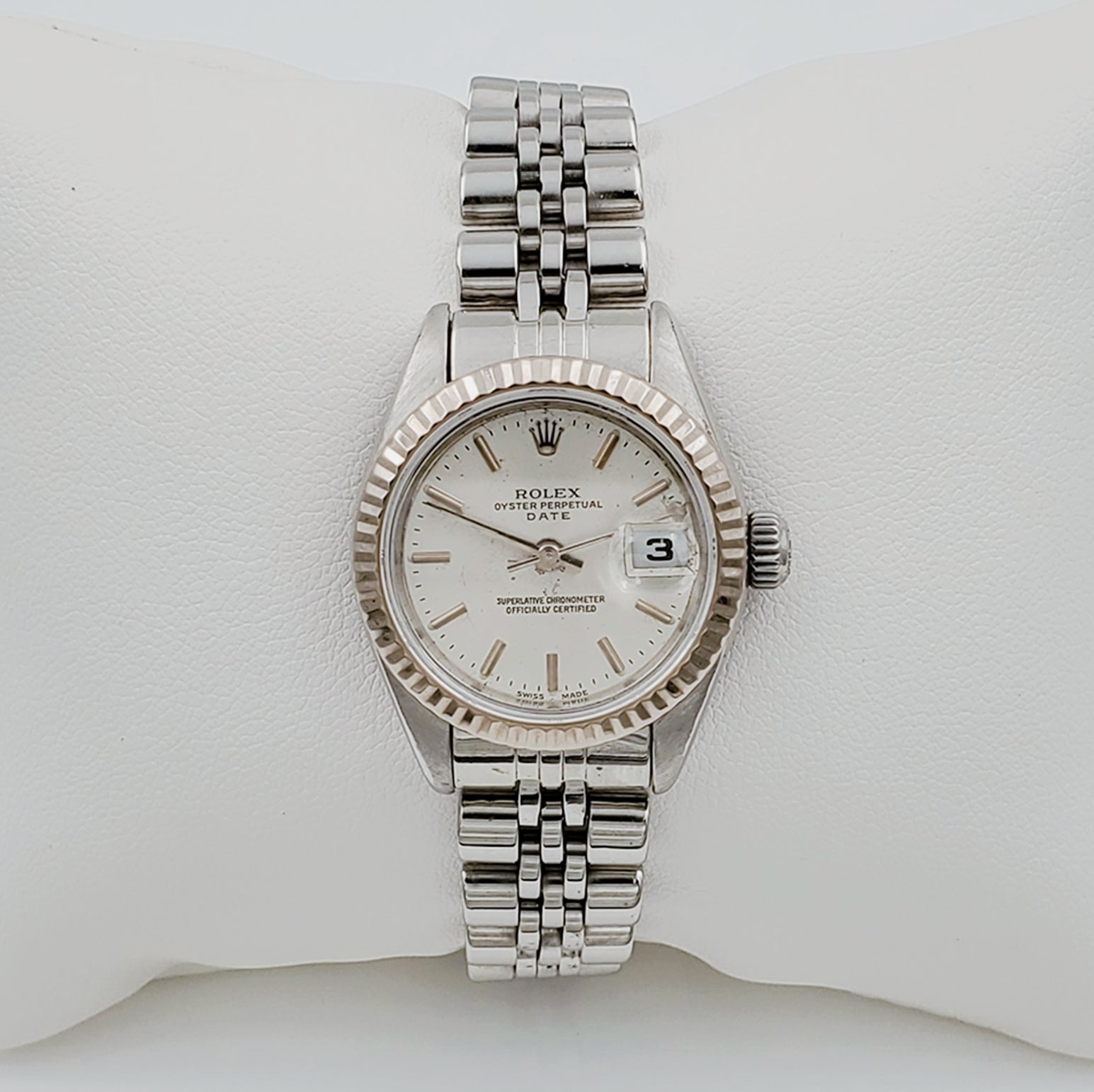 Ladies Rolex 26mm DateJust 18K White Gold / Stainless Steel Watch with Silver Dial and Fluted Bezel. (Pre-Owned)