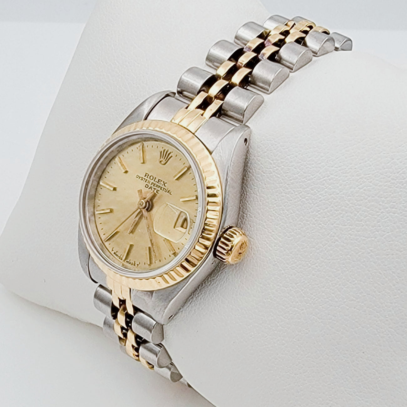 Women's Rolex DateJust Two-Tone 18K Gold 26mm Watch with Champagne Dial and Fluted Bezel. (Pre-Owned)