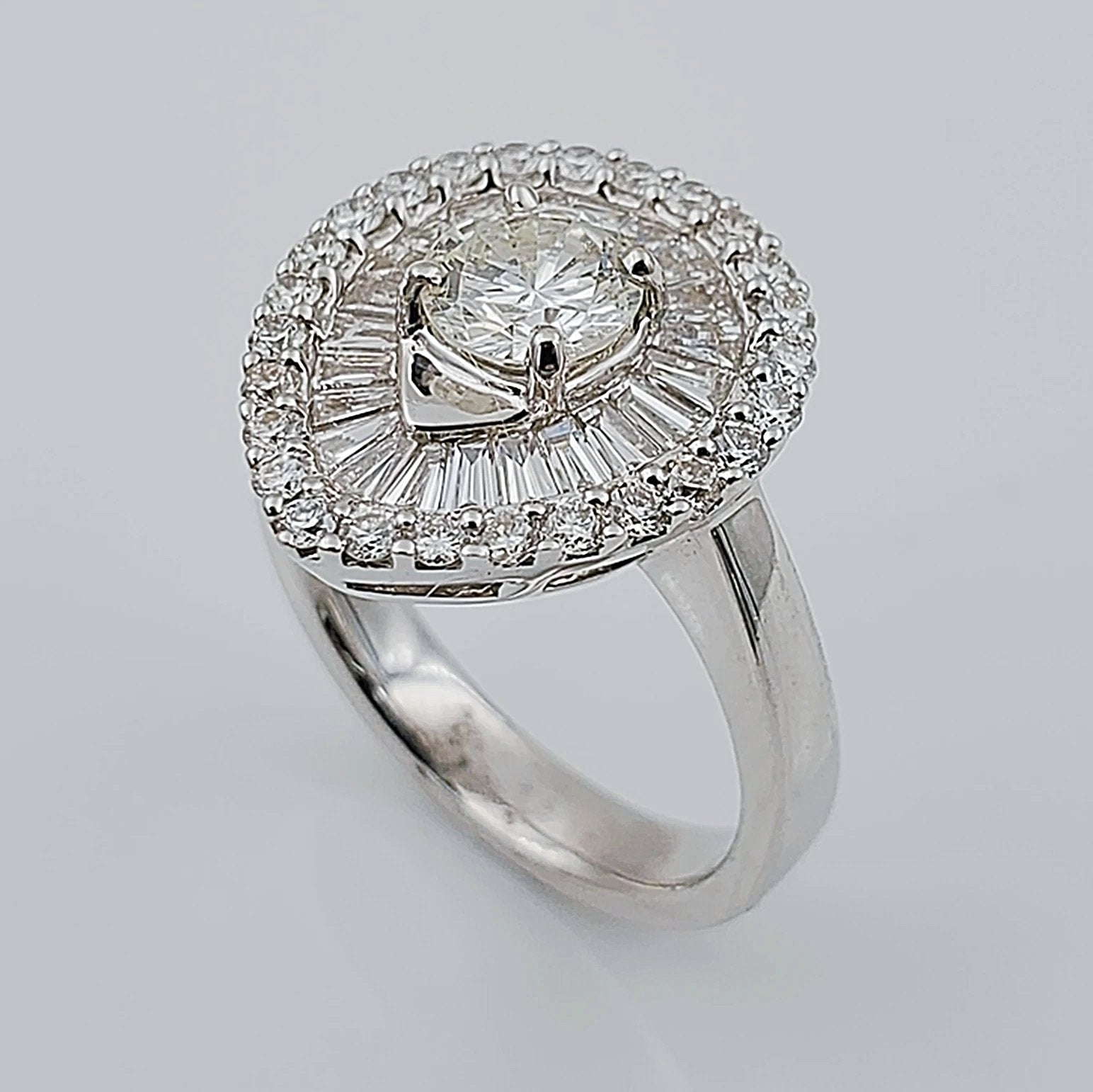 Women's 18K White Gold with 0.65 CT Round Center Diamond (VS2 Color I) 6.8 GR Total Weight Wedding Ring. (Size: 6.75)