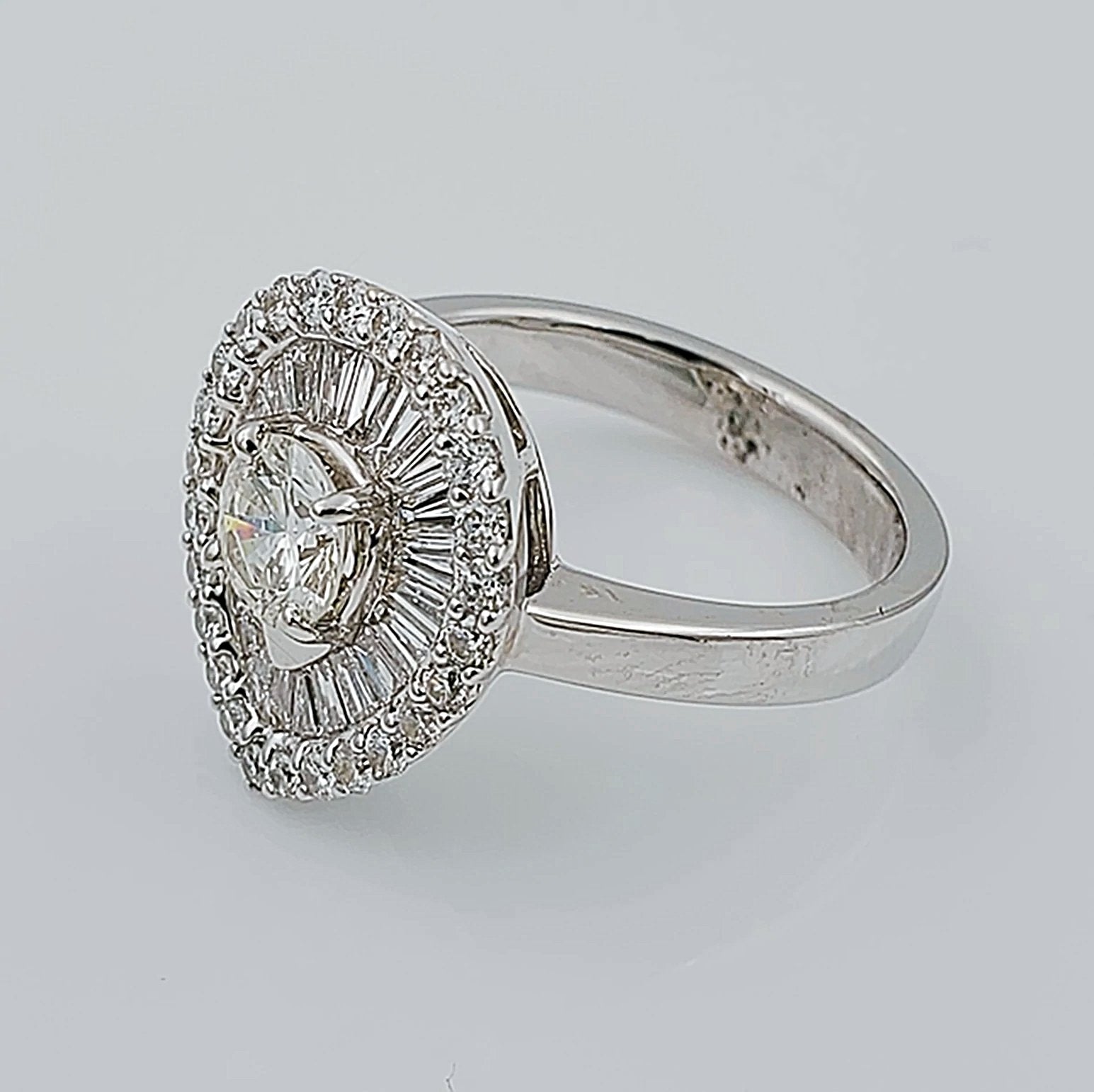 Women's 18K White Gold with 0.65 CT Round Center Diamond (VS2 Color I) 6.8 GR Total Weight Wedding Ring. (Size: 6.75)