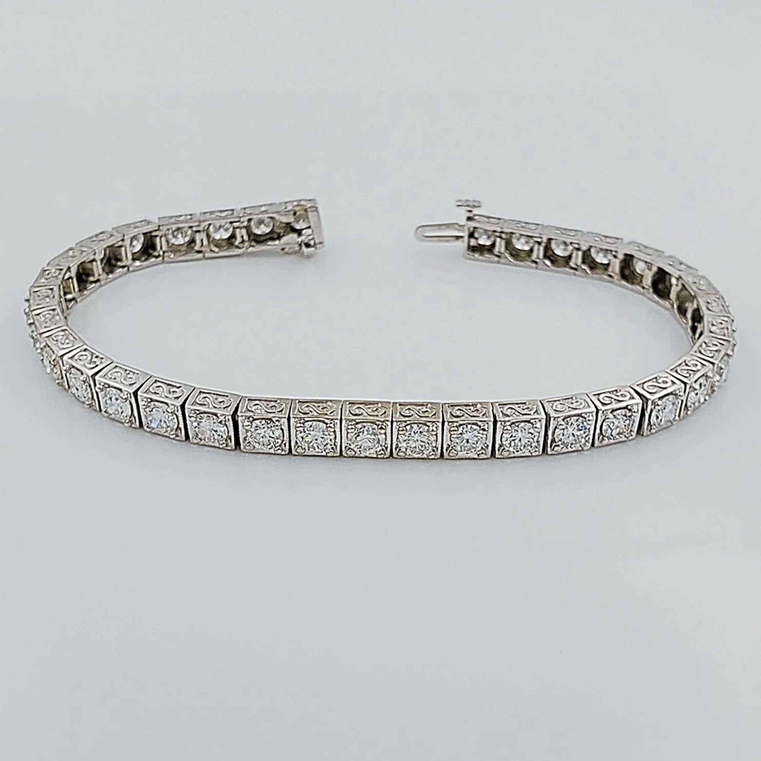 Women's 14K White Gold 6.80 Carat Total Weight (SI Color H) 21.1 GR Diamond Tennis Bracelet.