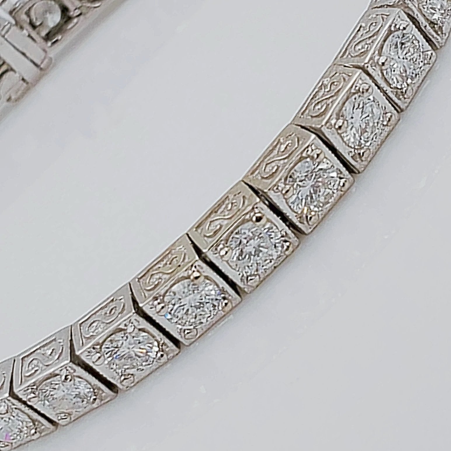 Women's 14K White Gold 6.80 Carat Total Weight (SI Color H) 21.1 GR Diamond Tennis Bracelet.