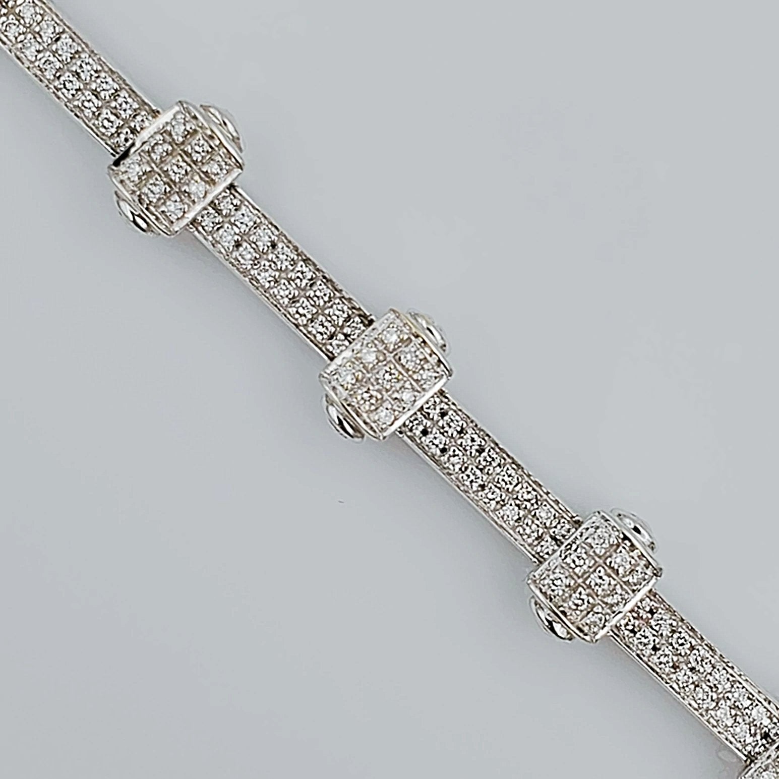 Women's 18K White Gold 2.59 Carat Total Weight (VS Color H) 25.1 GR Diamond Tennis Bracelet.