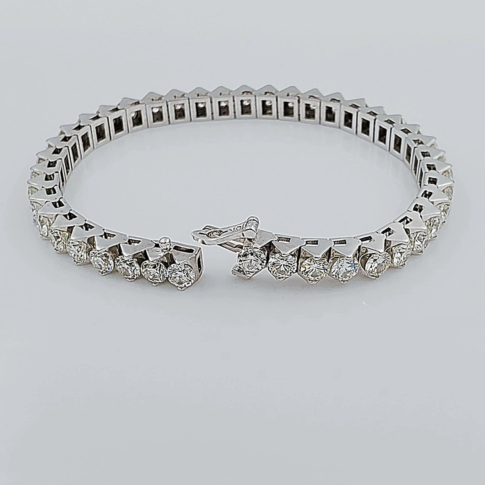 Women's 18K White Gold 10.25 Carat Total Weight (SI Color I) 26 GR Diamond Tennis Bracelet.