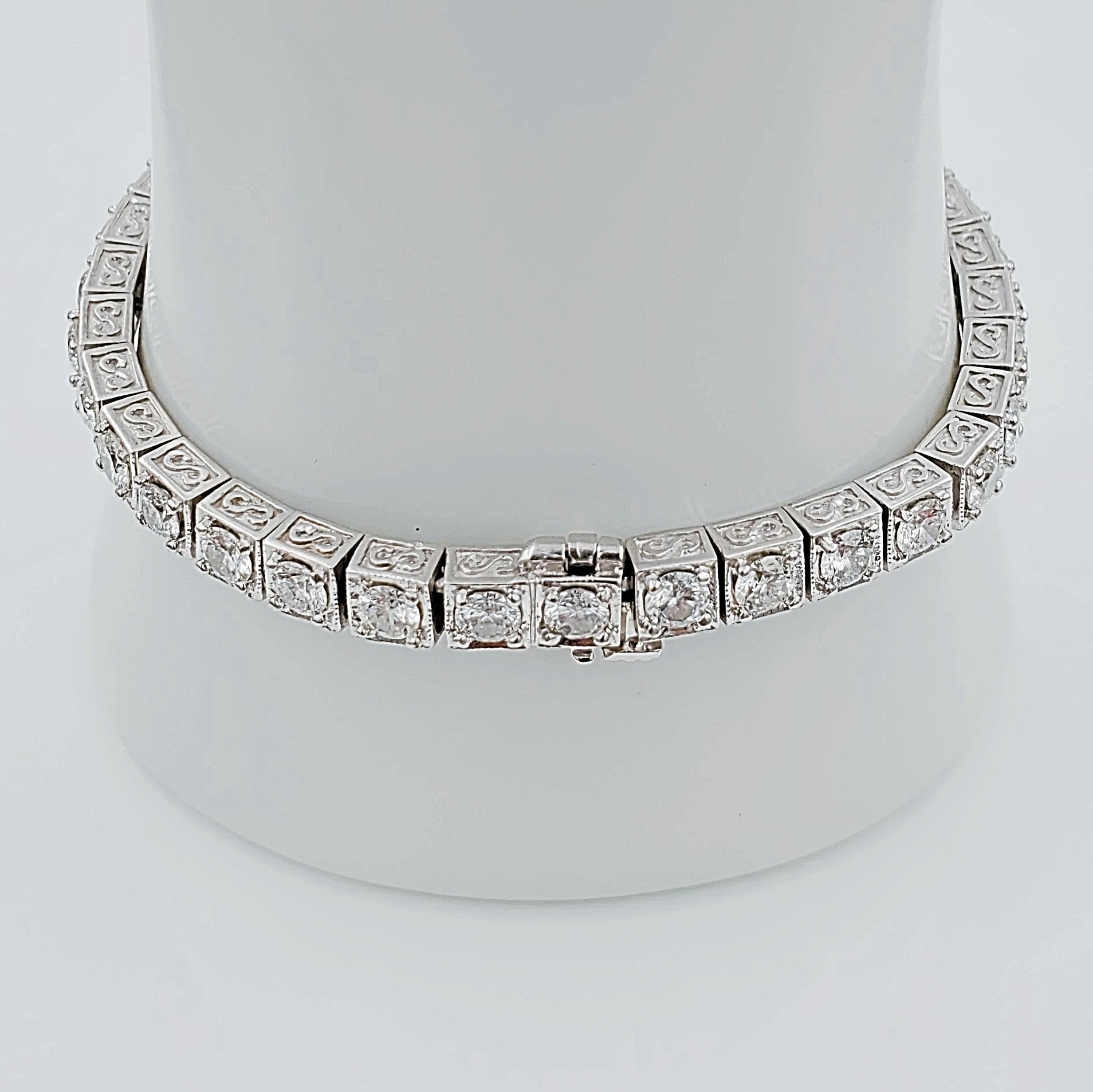 Women's 14K White Gold 6.80 Carat Total Weight (SI Color H) 21.1 GR Diamond Tennis Bracelet.