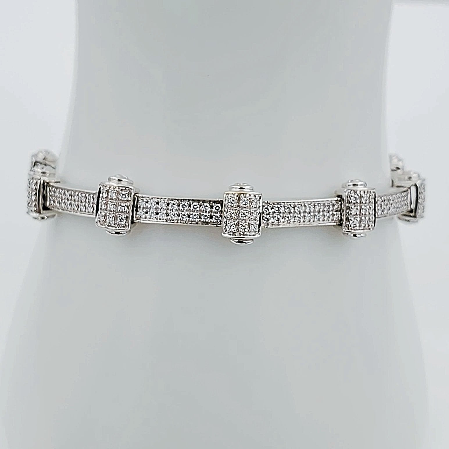 Women's 18K White Gold 2.59 Carat Total Weight (VS Color H) 25.1 GR Diamond Tennis Bracelet.