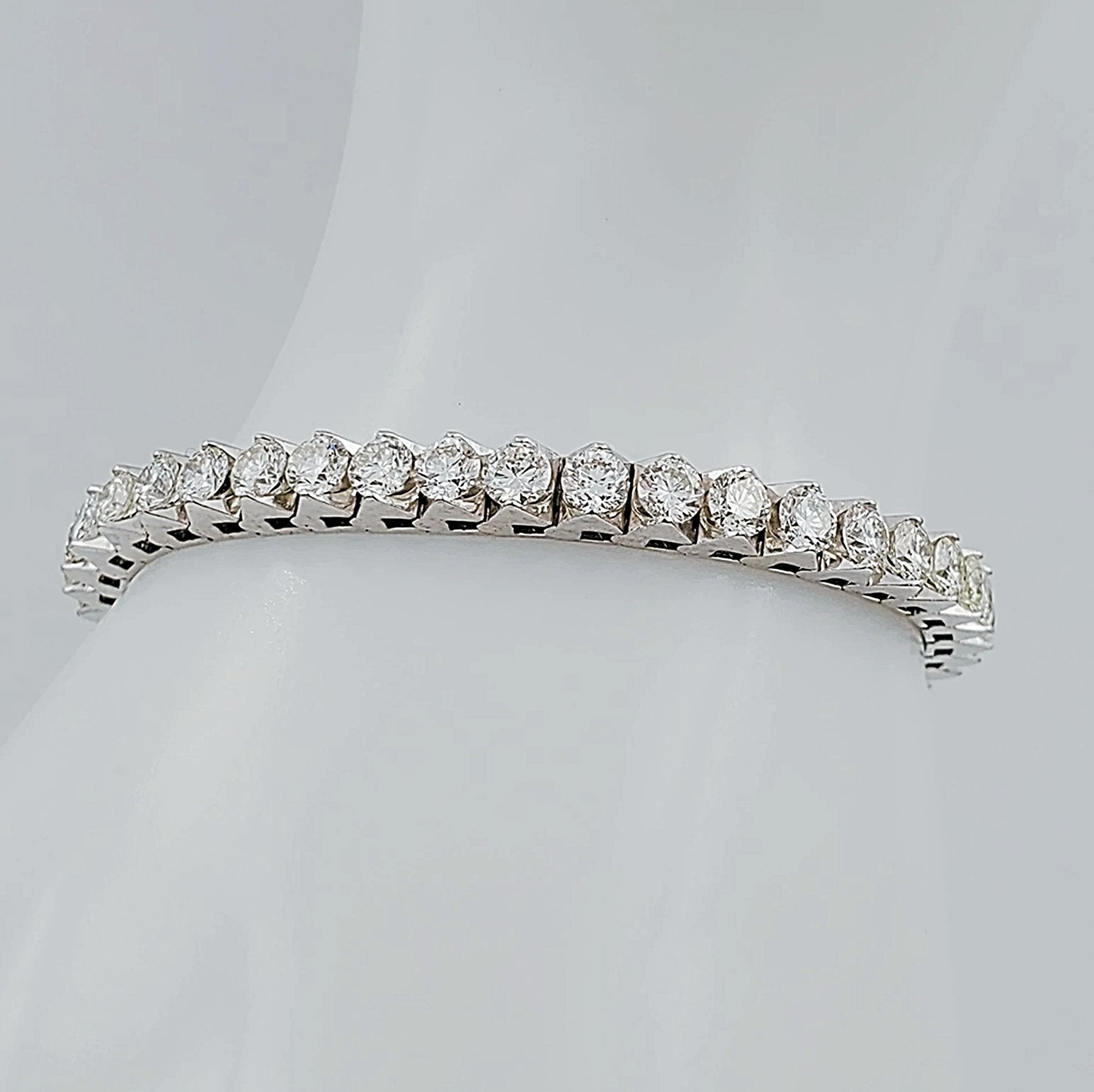 Women's 18K White Gold 10.25 Carat Total Weight (SI Color I) 26 GR Diamond Tennis Bracelet.