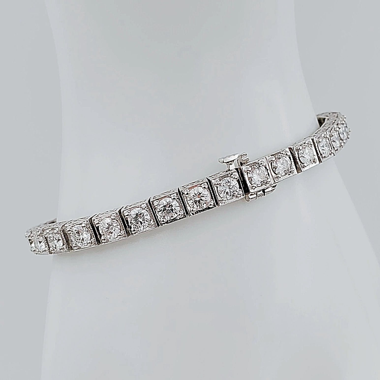 Women's 14K White Gold 6.80 Carat Total Weight (SI Color H) 21.1 GR Diamond Tennis Bracelet.