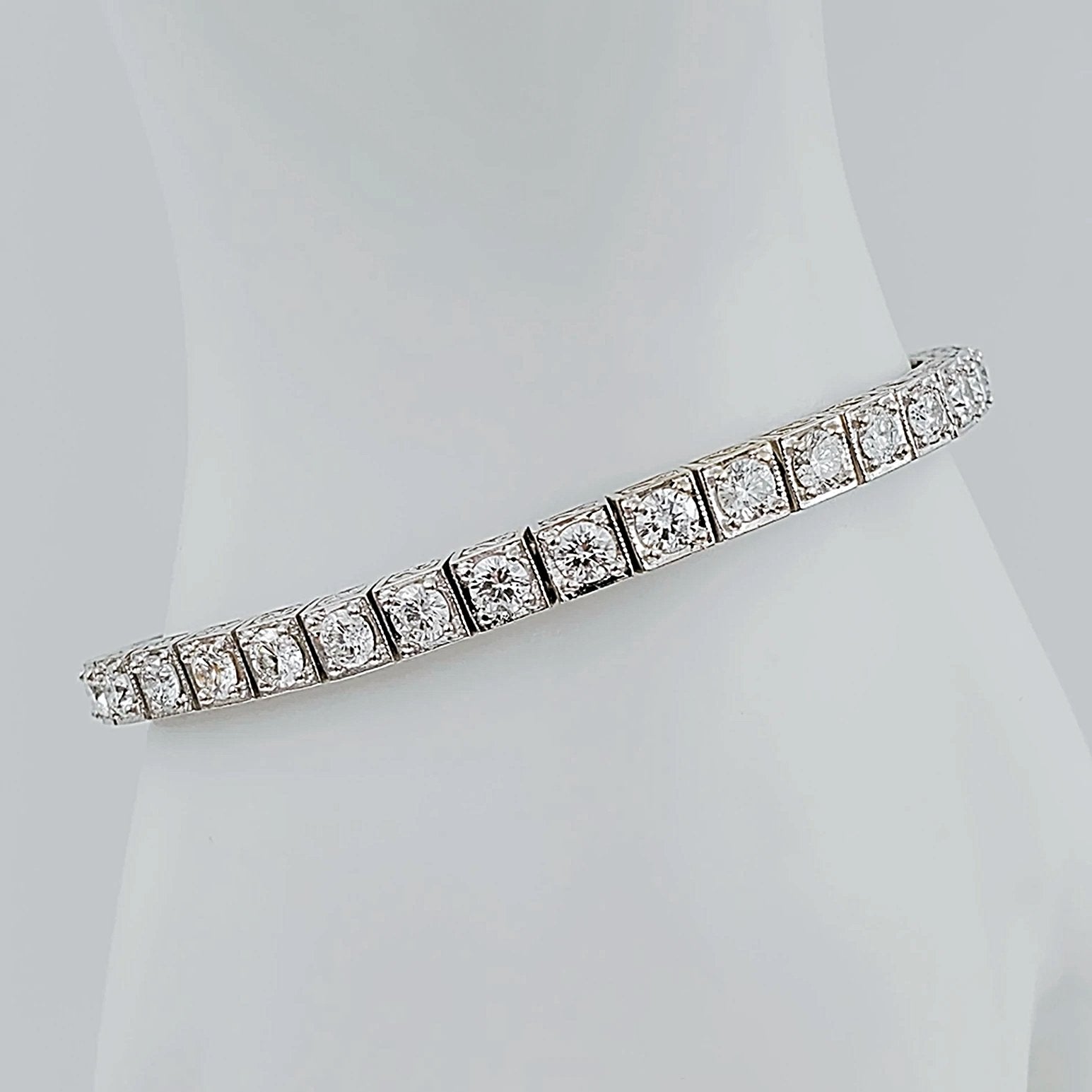 Women's 14K White Gold 6.80 Carat Total Weight (SI Color H) 21.1 GR Diamond Tennis Bracelet.