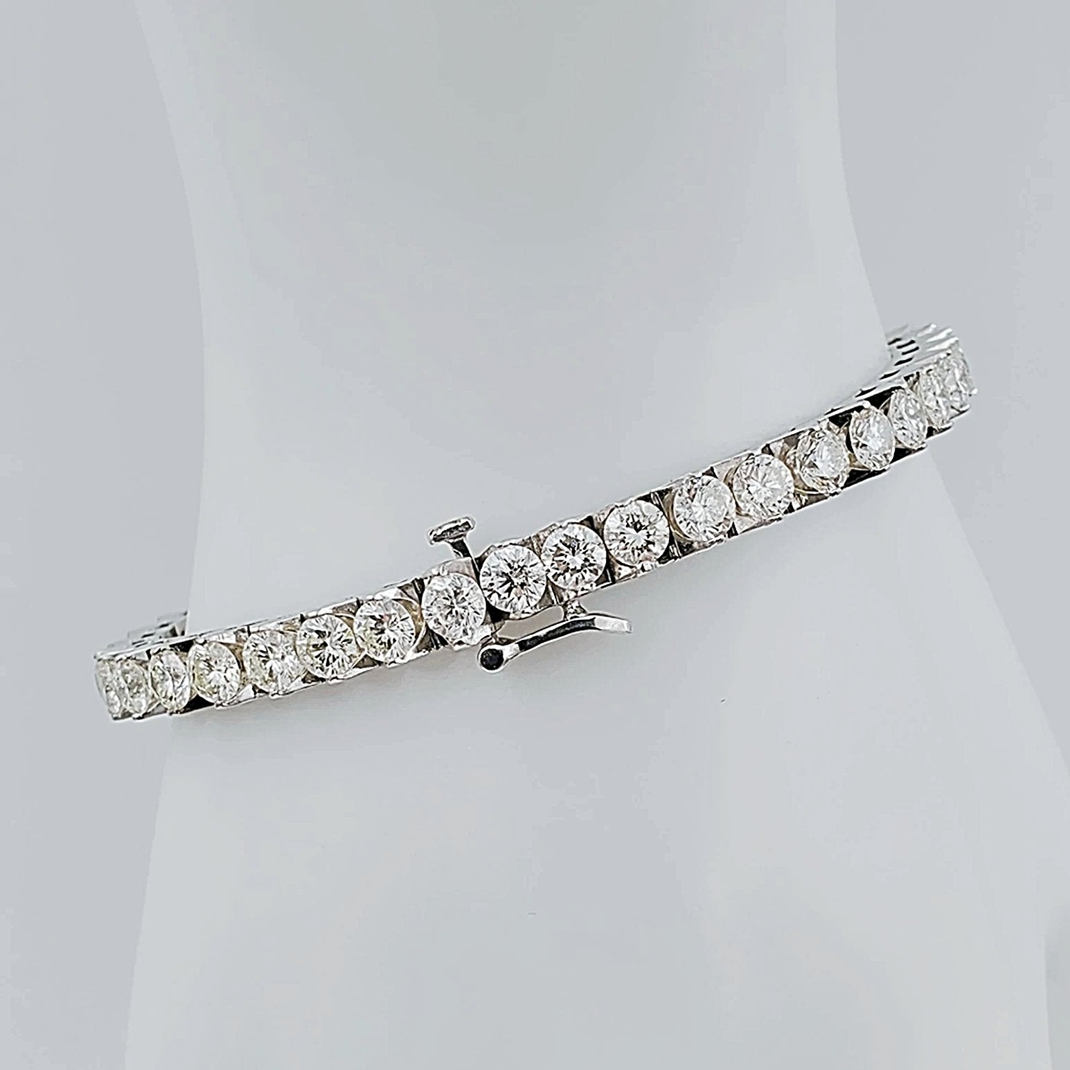 Women's 18K White Gold 10.25 Carat Total Weight (SI Color I) 26 GR Diamond Tennis Bracelet.