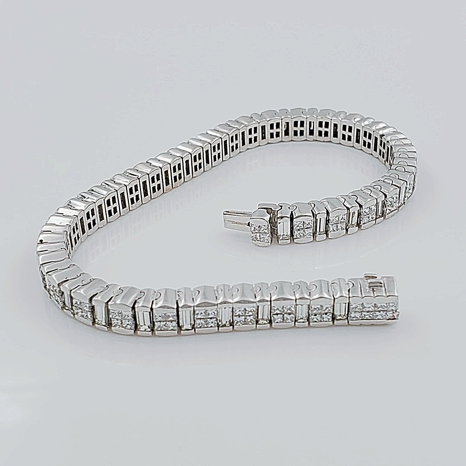 Women's 14K White Gold 7.65 Carat Total Weight (SI Color H) 29 GR Diamond Tennis Bracelet.