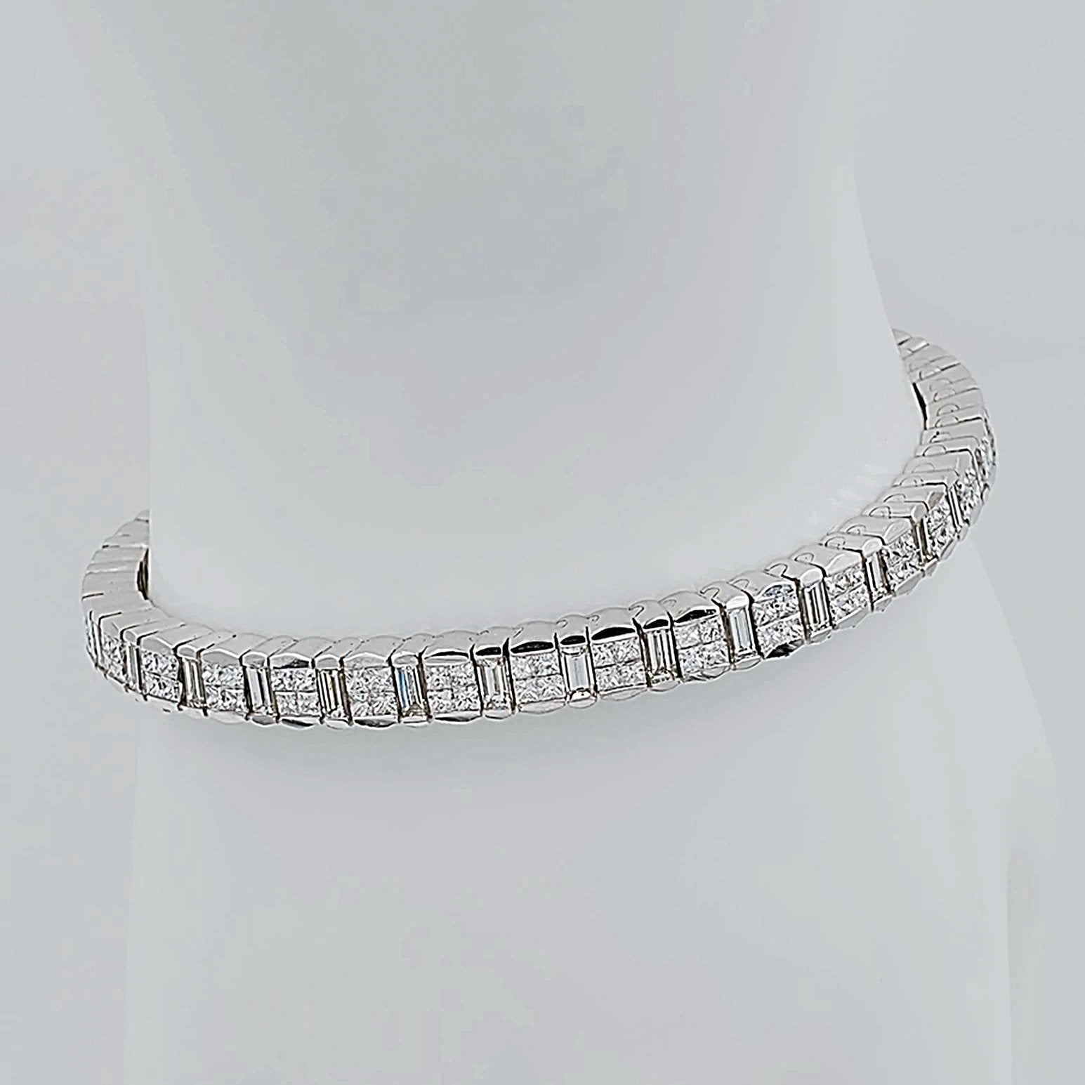 Women's 14K White Gold 7.65 Carat Total Weight (SI Color H) 29 GR Diamond Tennis Bracelet.