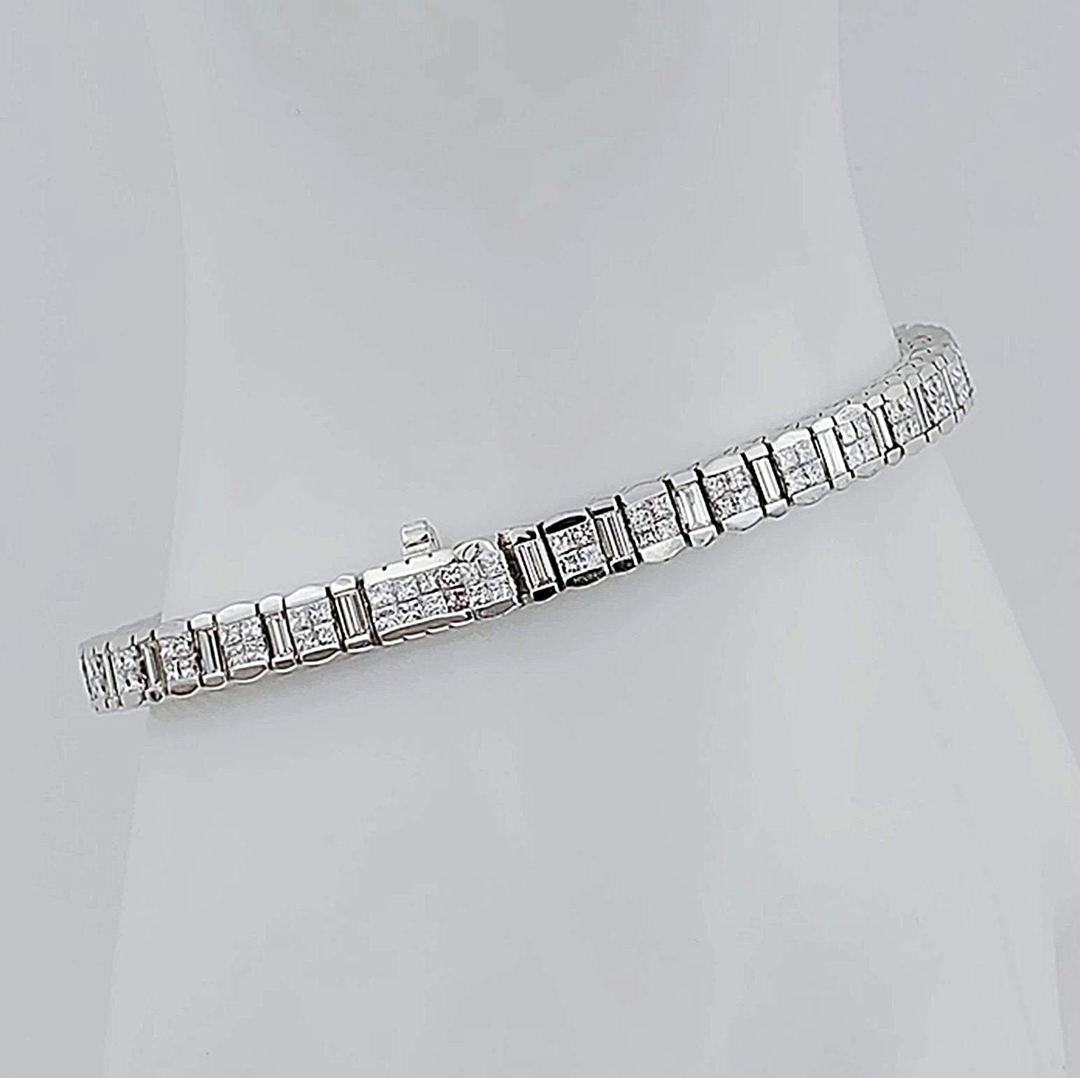 Women's 14K White Gold 7.65 Carat Total Weight (SI Color H) 29 GR Diamond Tennis Bracelet.