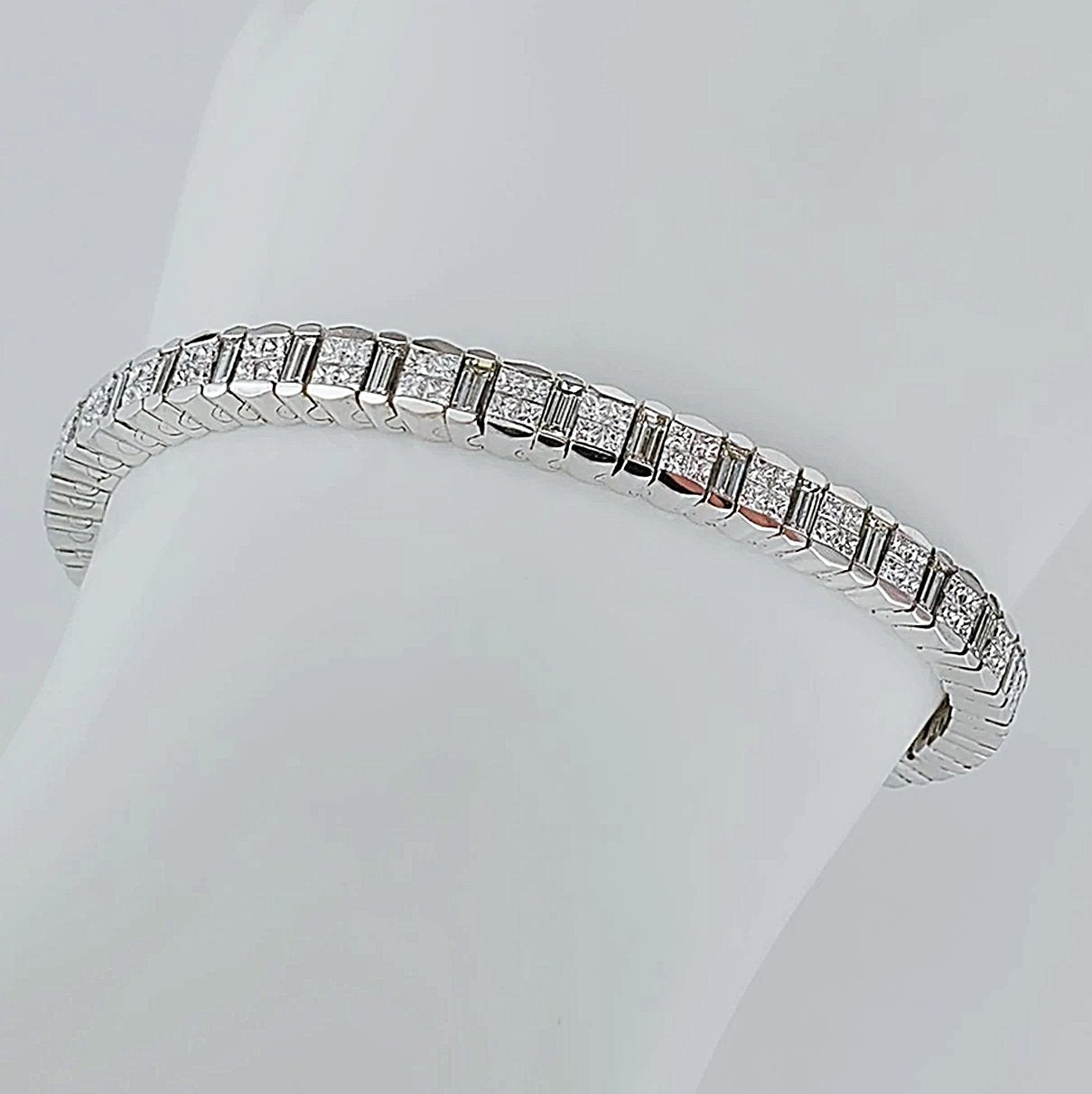 Women's 14K White Gold 7.65 Carat Total Weight (SI Color H) 29 GR Diamond Tennis Bracelet.