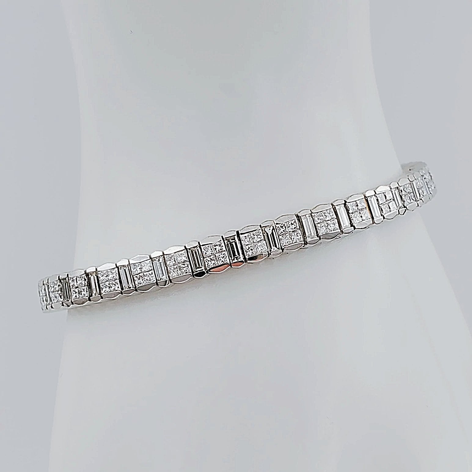 Women's 14K White Gold 7.65 Carat Total Weight (SI Color H) 29 GR Diamond Tennis Bracelet.