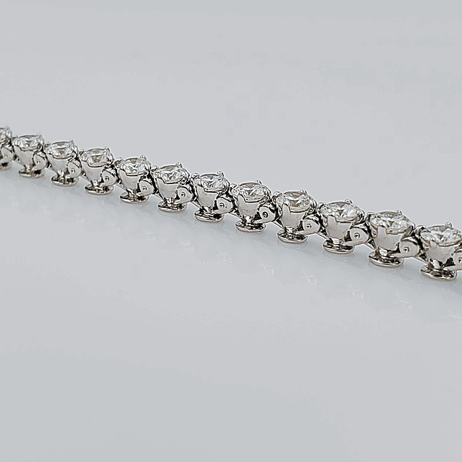 Women's 14K White Gold 5.16 Carat Total Weight (VS2 Color H) 10.6 GR Diamond Tennis Bracelet.