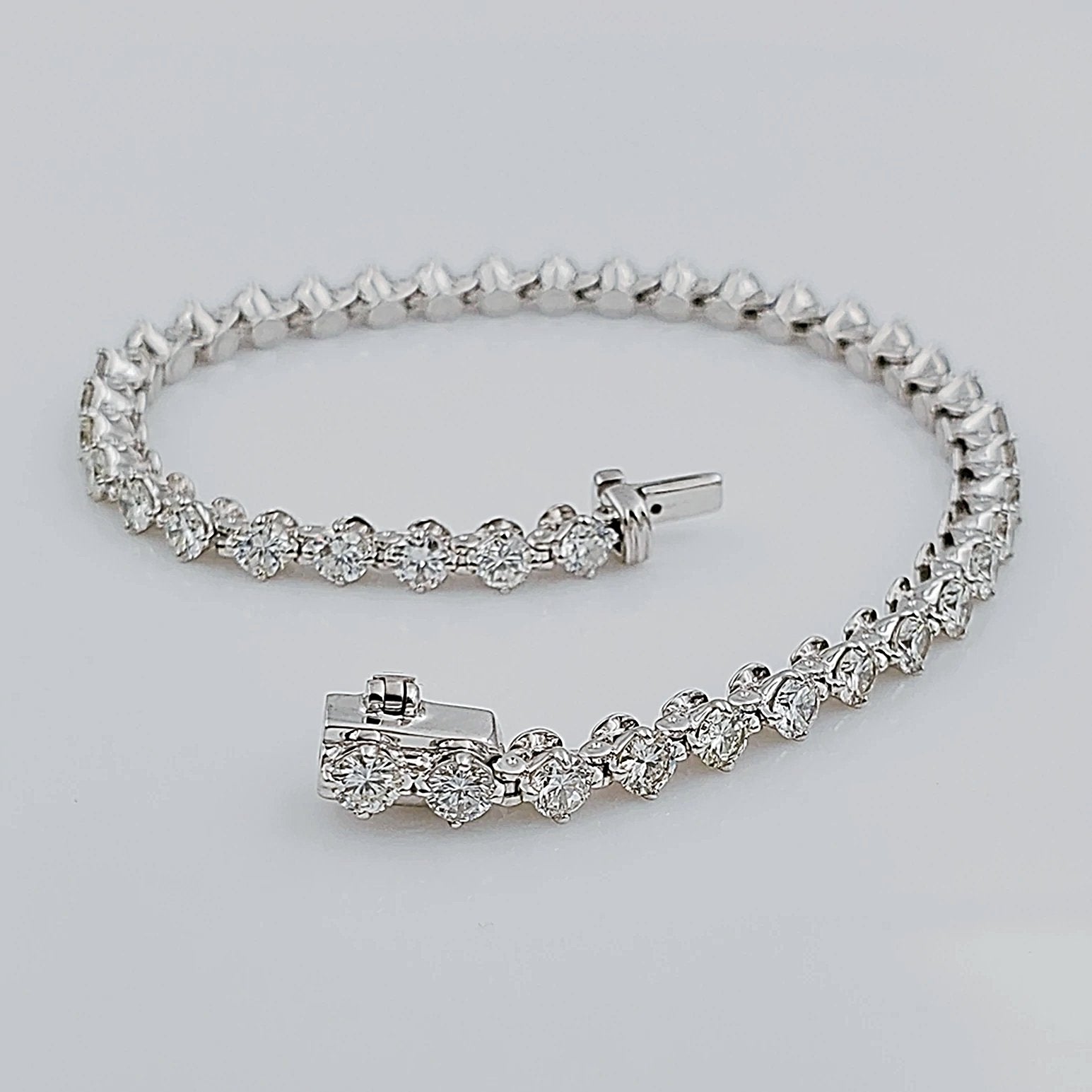 Women's 14K White Gold 5.16 Carat Total Weight (VS2 Color H) 10.6 GR Diamond Tennis Bracelet.