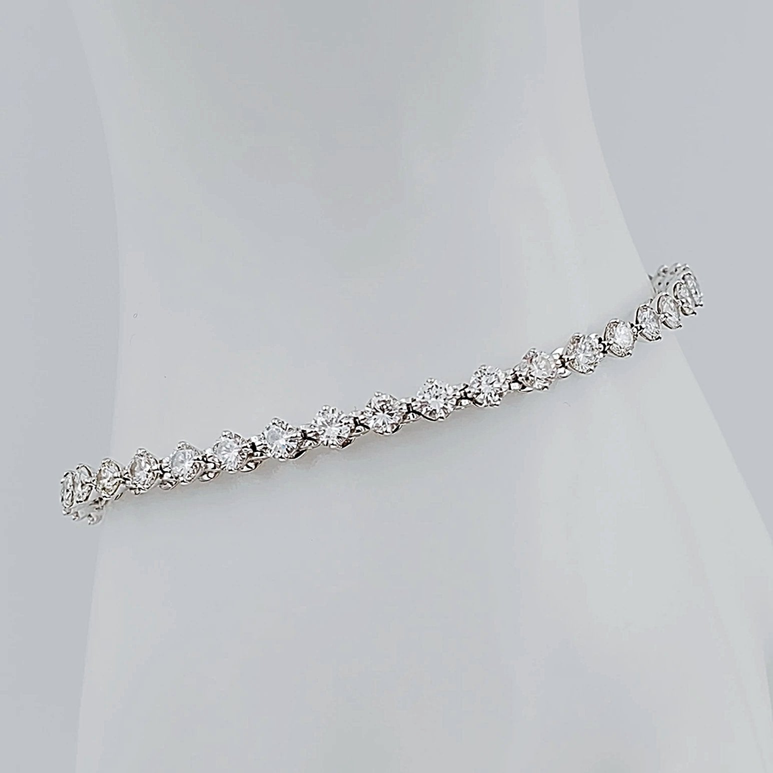 Women's 14K White Gold 5.16 Carat Total Weight (VS2 Color H) 10.6 GR Diamond Tennis Bracelet.