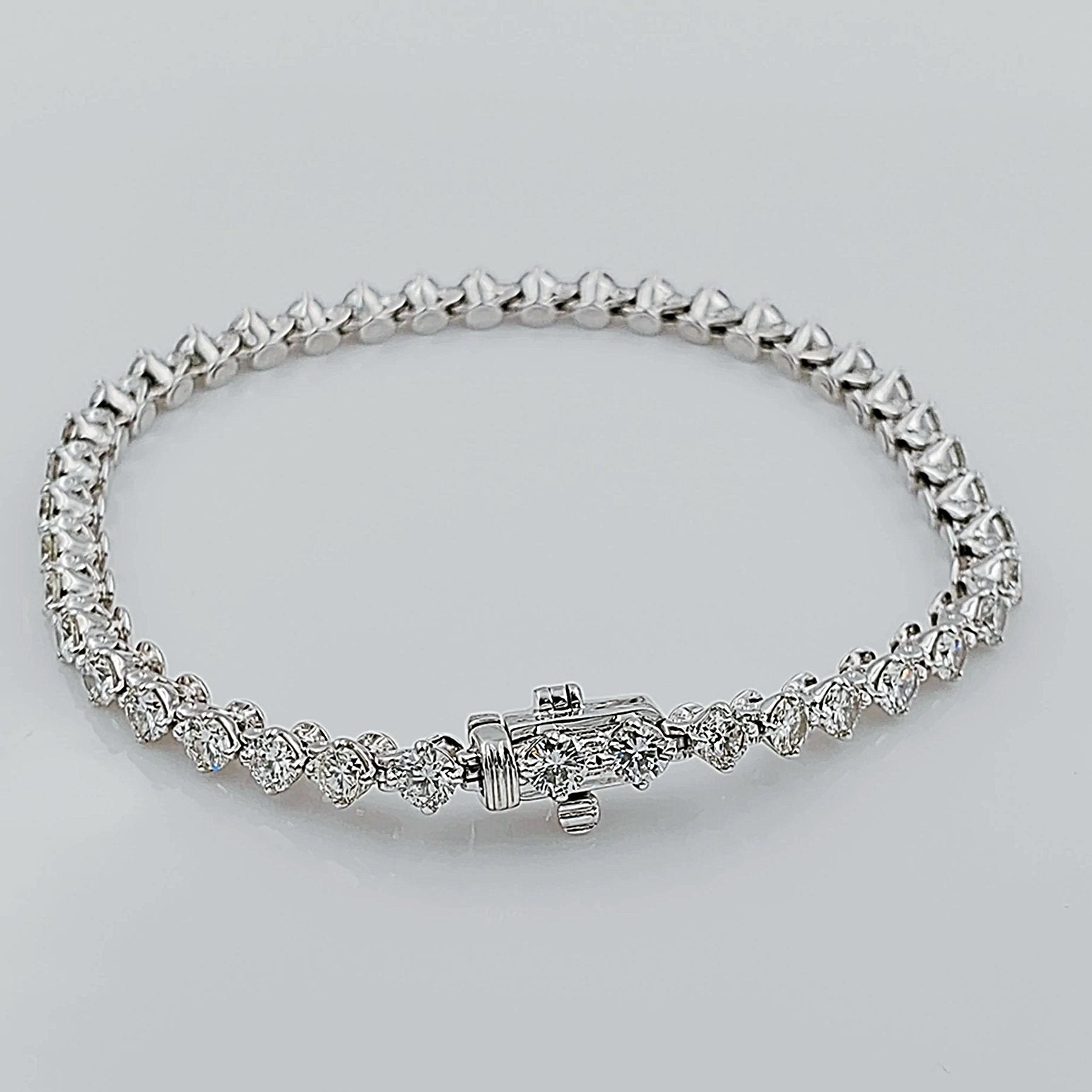 Women's 14K White Gold 5.16 Carat Total Weight (VS2 Color H) 10.6 GR Diamond Tennis Bracelet.