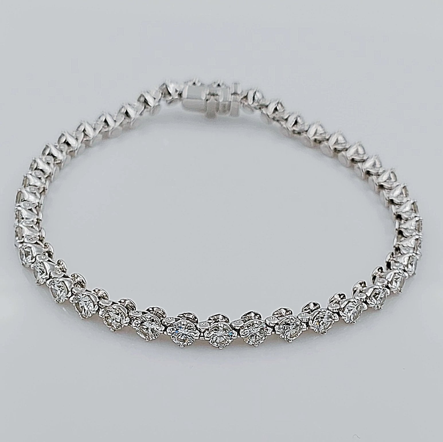 Women's 14K White Gold 5.16 Carat Total Weight (VS2 Color H) 10.6 GR Diamond Tennis Bracelet.