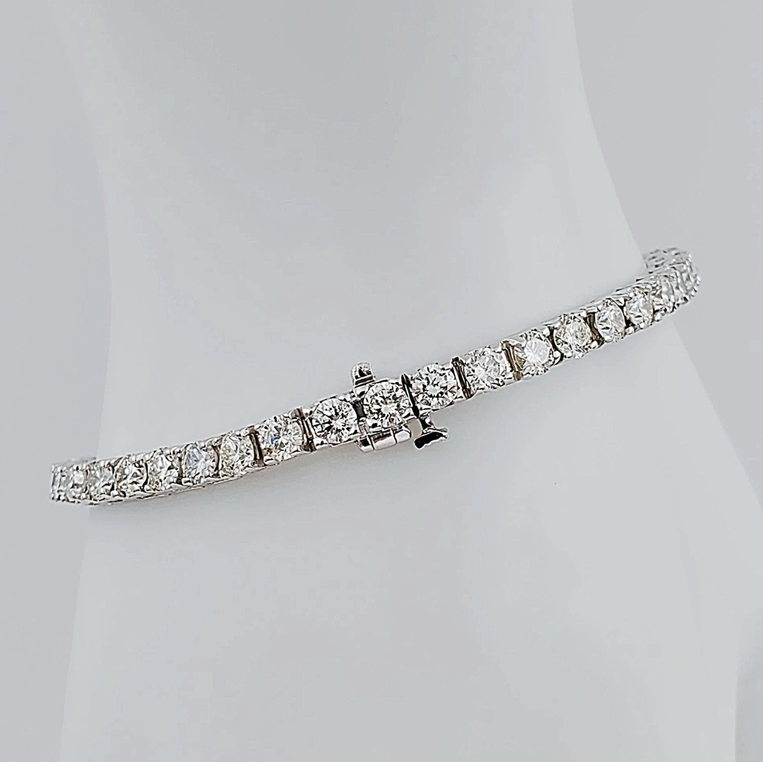 Women's 14K White Gold 7.75 Carat Total Weight (SI2 Color I) 17 GR Diamond Tennis Bracelet.