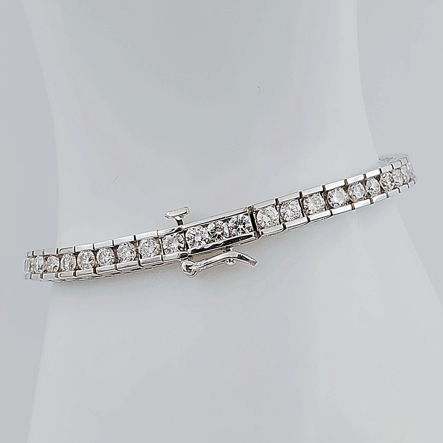 Women's 14K White Gold 10.00 Carat Total Weight (SI2 Color I) 21 GR Diamond Tennis Bracelet.